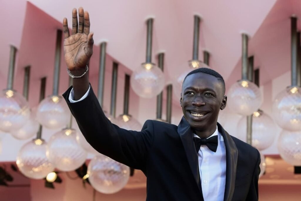Le-tiktokeur-Khaby-Lame-le-5-septembre-2021-au-Festival-du-film-de-Venise-